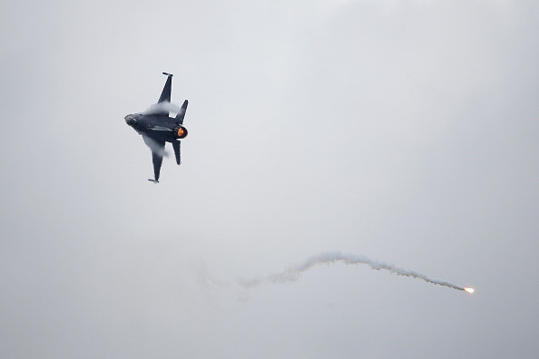 Chiến đấu cơ các nước trổ tài nhào lộn tại Singapore Airshow